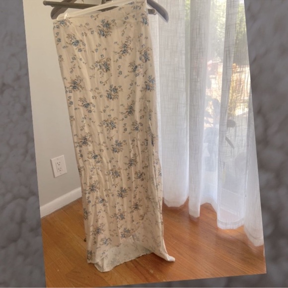 Volcom size Medium women’s floral maxi skirt with leg slit - Picture 9 of 9